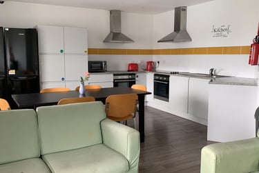 6 bed flat, 10 Kinterbury Street, City Centre, Plymouth, PL12DG - Image 1